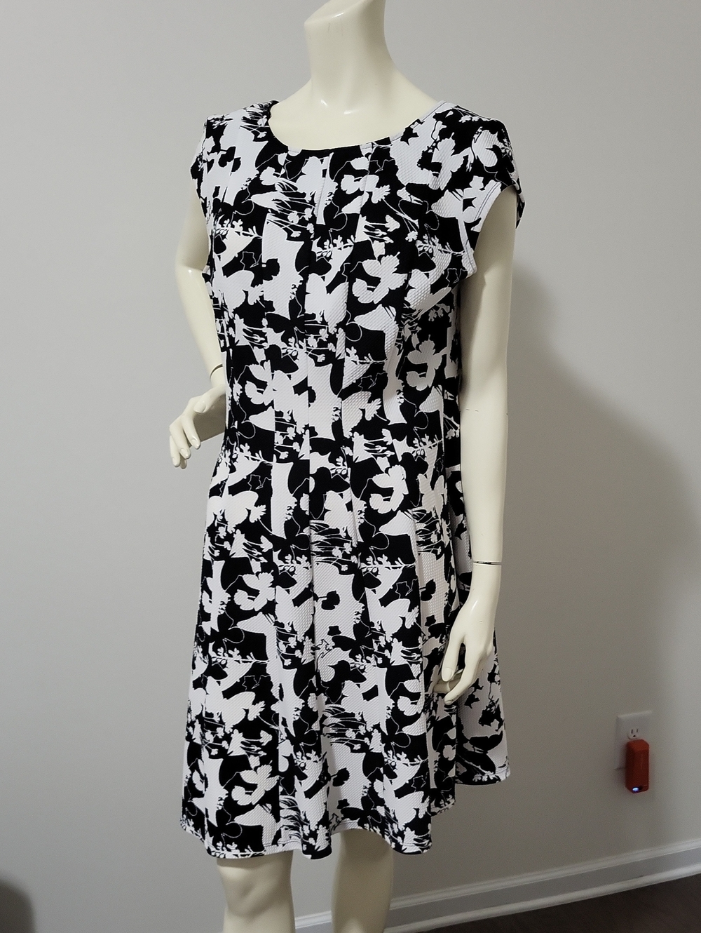 Elle Black And White Floral Flared Bottom Dress  XL